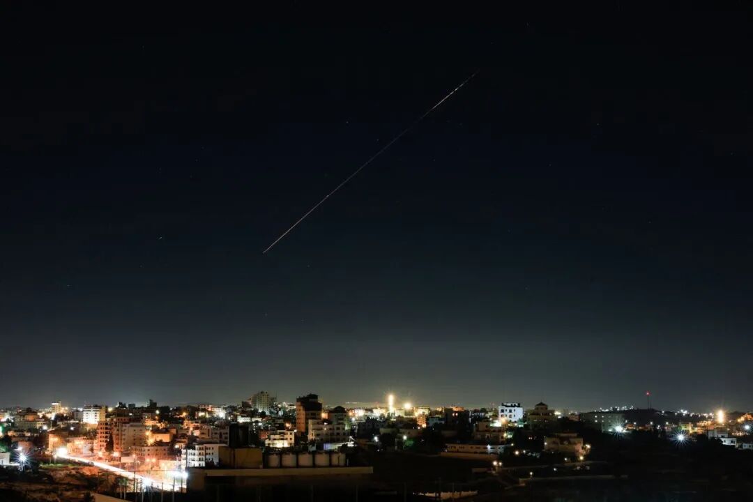 一枚以色列防空导弹周日从以色列占领的约旦河西岸希伯伦上空飞过。