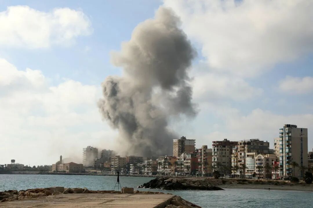 以色列空袭地点冒出浓烟,该空袭地点针对黎巴嫩南部沿海城市泰尔的一个社区。