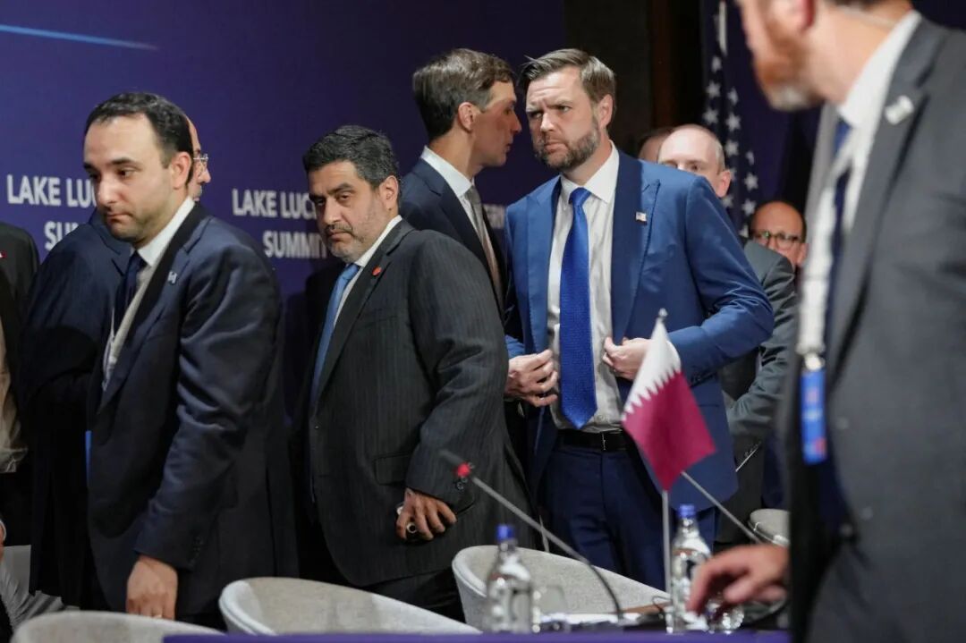 美国副总统JD·范斯在周日参加美伊谈判时聆听贾里德·库什纳的讲话。